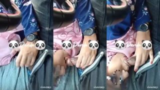 Bokep jilbab malay nyepong dimobil sambil dicolmekin