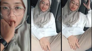 Bokep omekin pacar jilbab malaysia dimobil siang hari