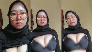 ItuBokep jilbab hitam kcamata pamerin susu gede