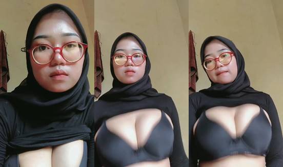 ItuBokep jilbab hitam kcamata pamerin susu gede